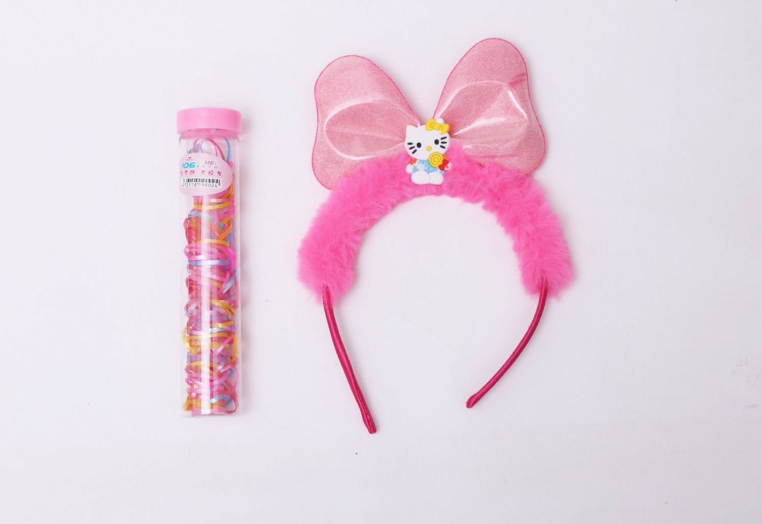 Lock up your little ones tresses with our new collection of hair accessories that are a must have for to instantly add glamour to any wardrobe. Update your little ones collection with this pretty hair accessory and she is all set for an updated look.