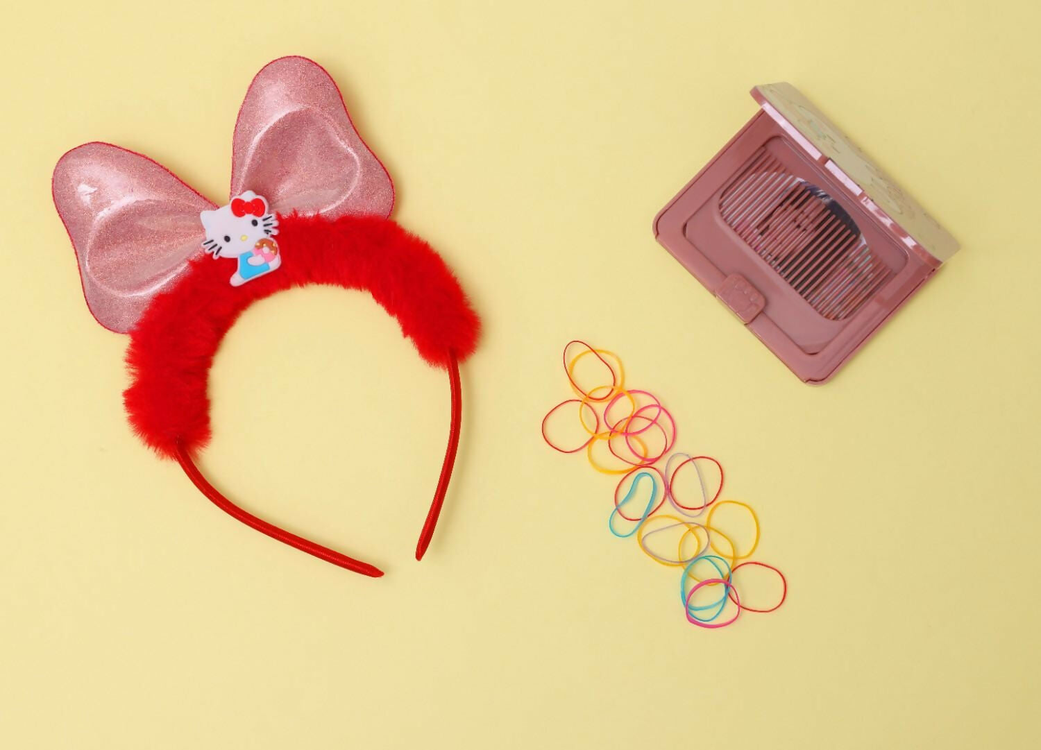 Update your little ones collection with this pretty hair accessory and she is all set for an updated look.