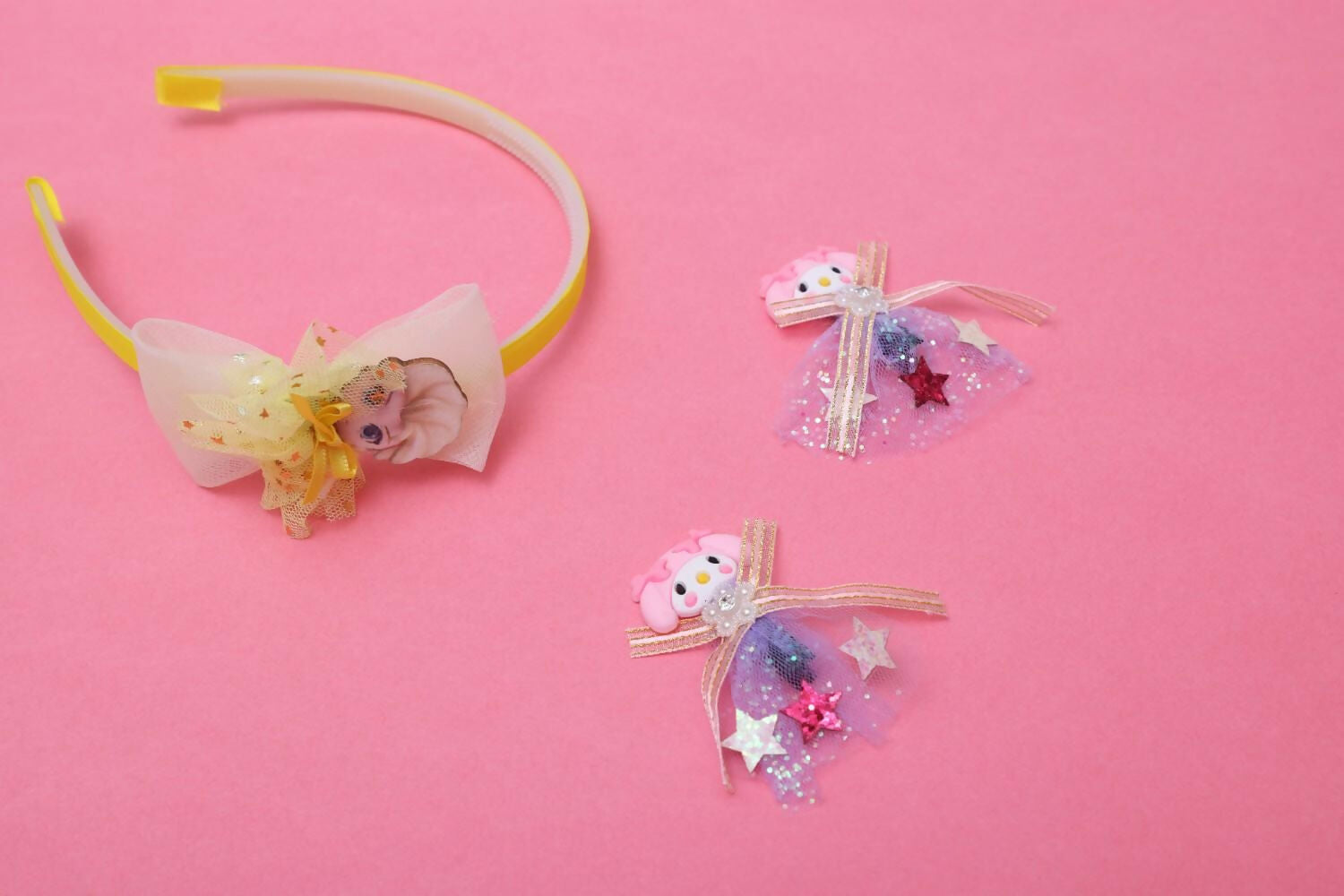 Lock up your little ones tresses with our new collection of hair accessories that are a must have for to instantly add glamour to any wardrobe. Update your little ones collection with this pretty hair accessory and she is all set for an updated look.