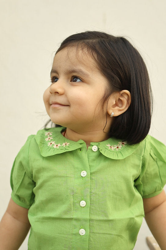 Discover the adorable 100% cotton Peter Pan collar top for girls, offering soft, breathable comfort and timeless style for any occasion.