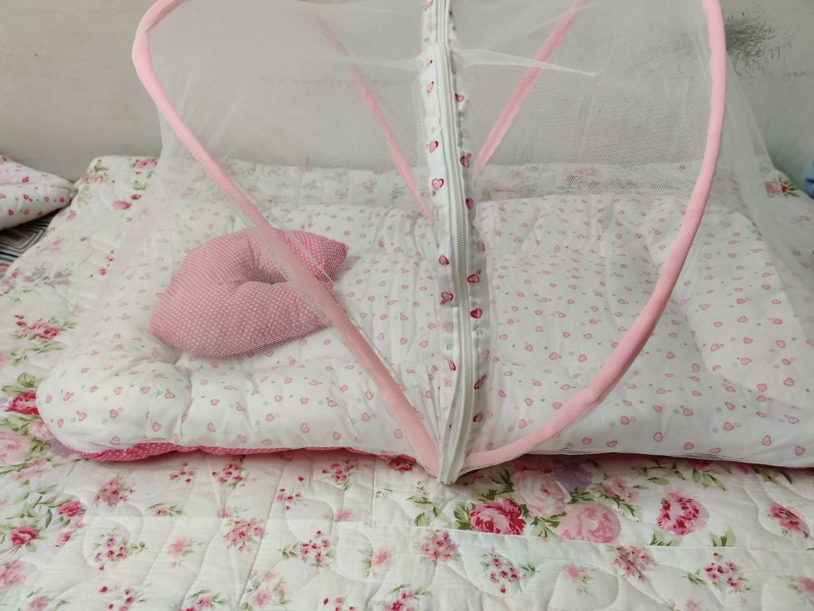 Baby Mattress with Mosquito Net & Sleeping Bag Combo, White & Pink Heart - PyaraBaby