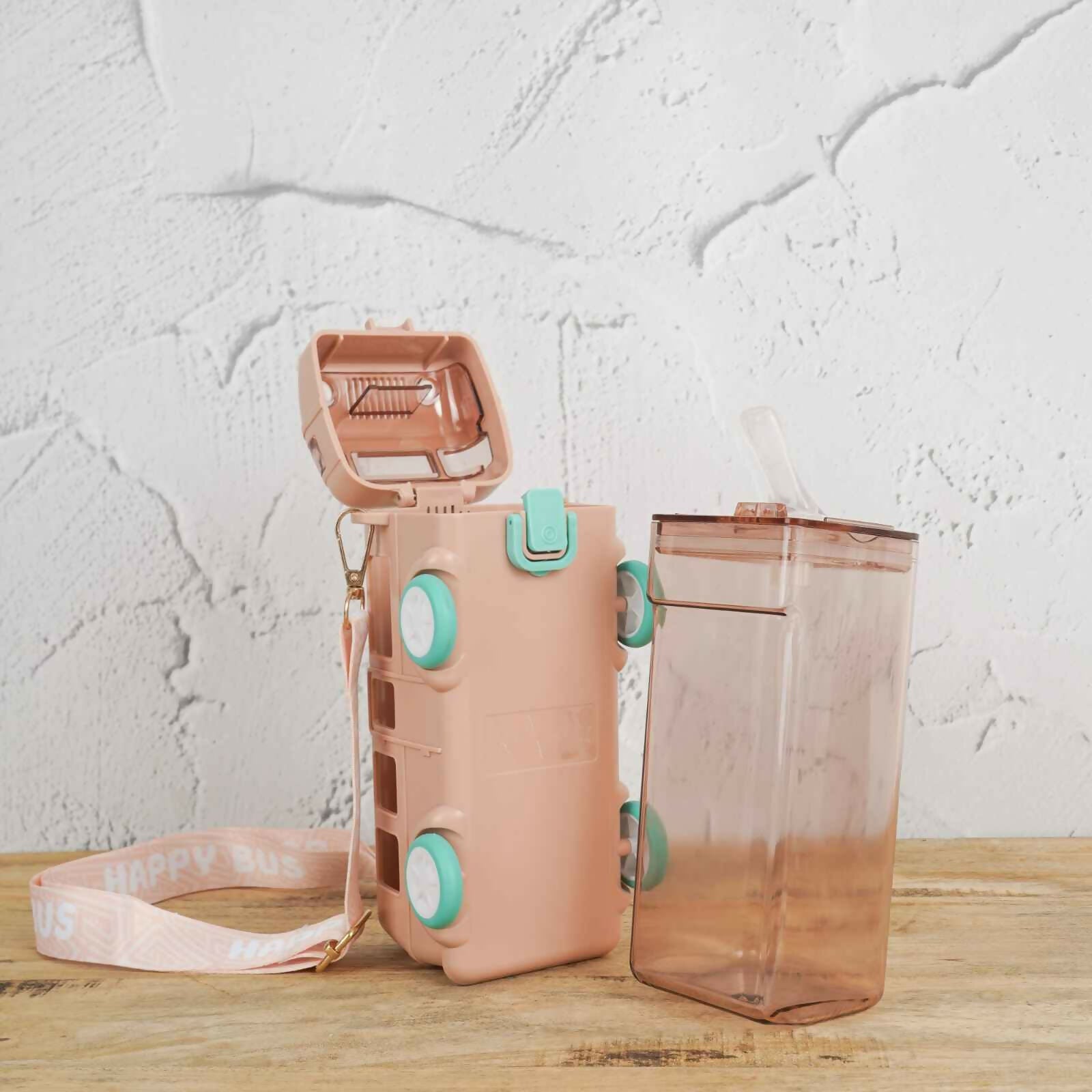 Kids Sipper is the ideal choice for the growing kid. The sipper's contoured shape and anti-slip texture grips make it easy for little hands to hold the cup. 