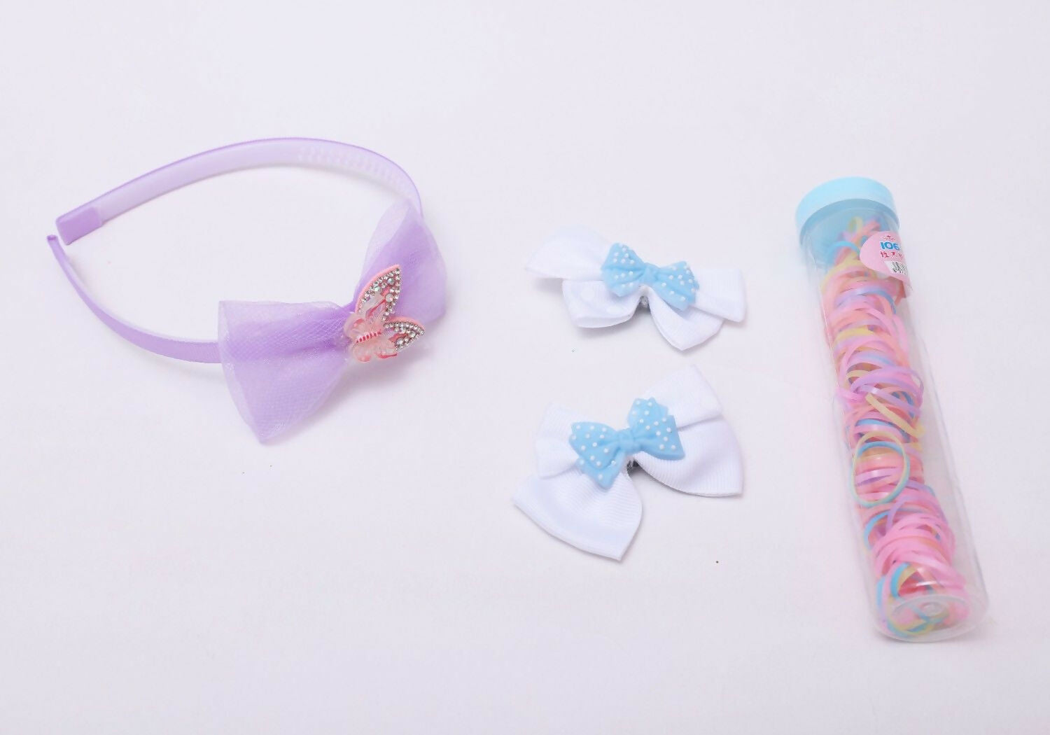 Lock up your little ones tresses with our new collection of hair accessories that are a must have for to instantly add glamour to any wardrobe. Update your little ones collection with this pretty hair accessory and she is all set for an updated look.