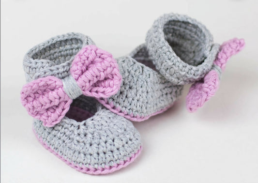 Crochet baby booties with bow