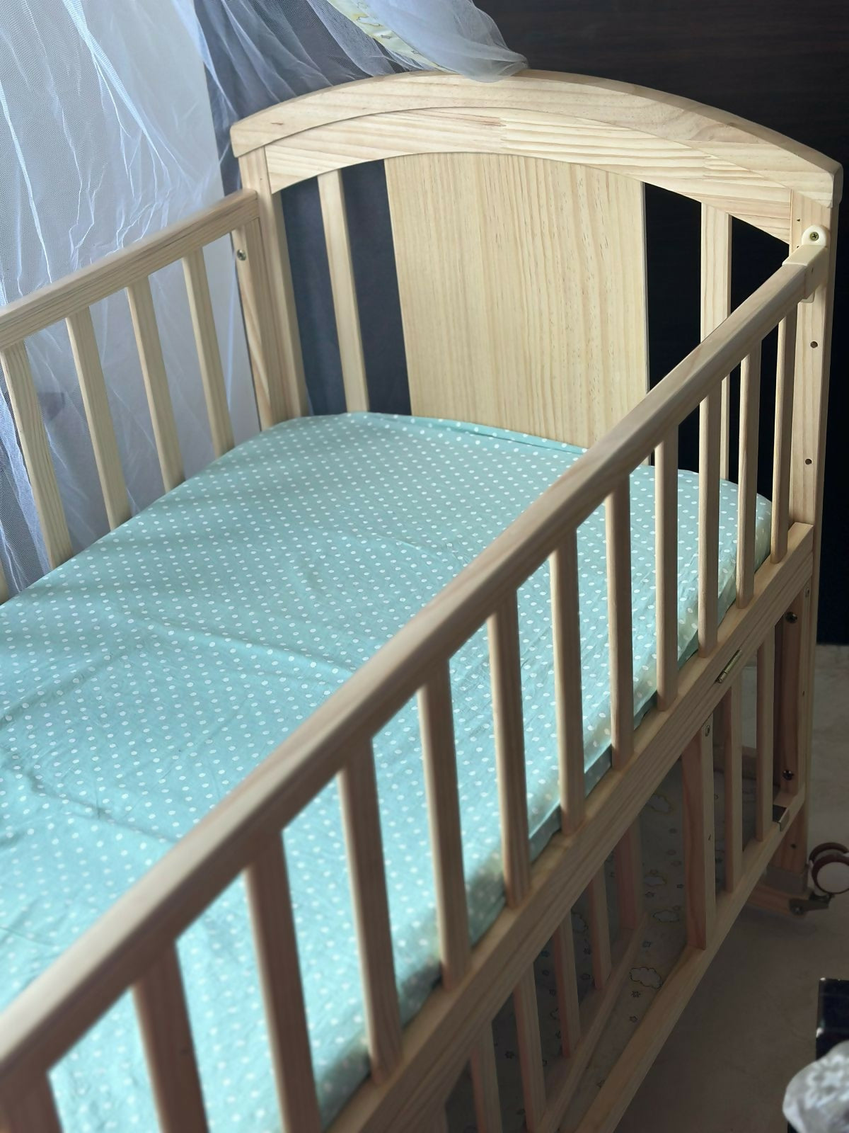 Safe, Comfy, and Stylish – HUNY HUNY Wooden Crib for Sweet Dreams!