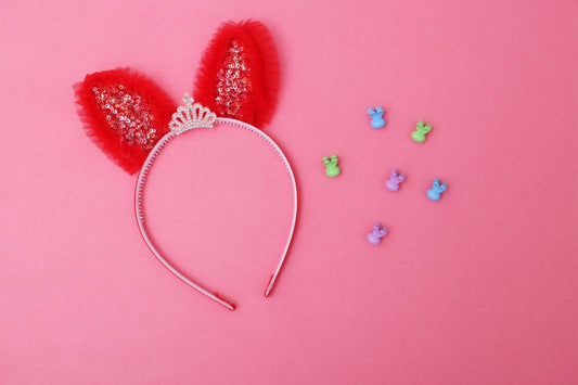 Update your little ones collection with this pretty hair accessory and she is all set for an updated look.