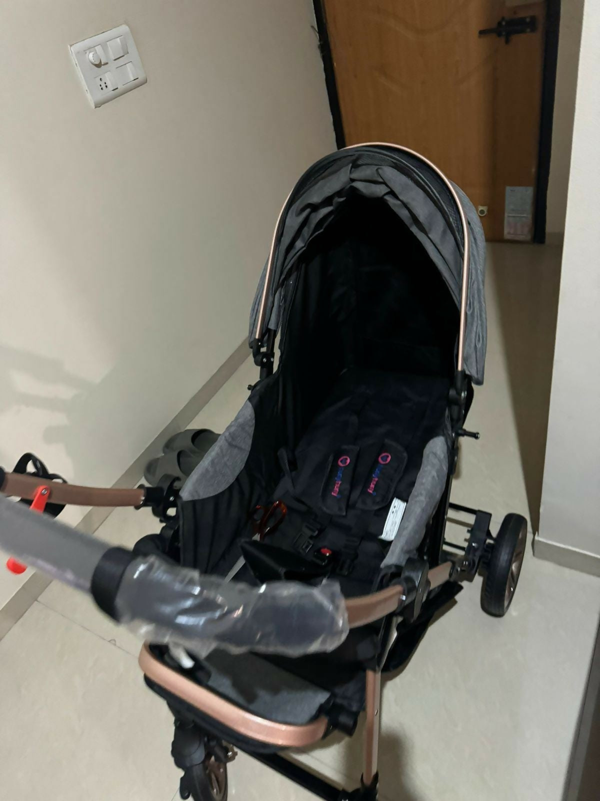 Experience comfort and convenience with the HUNY HUNY Stroller for Baby—safe, easy to use, and perfect for all your outdoor adventures!