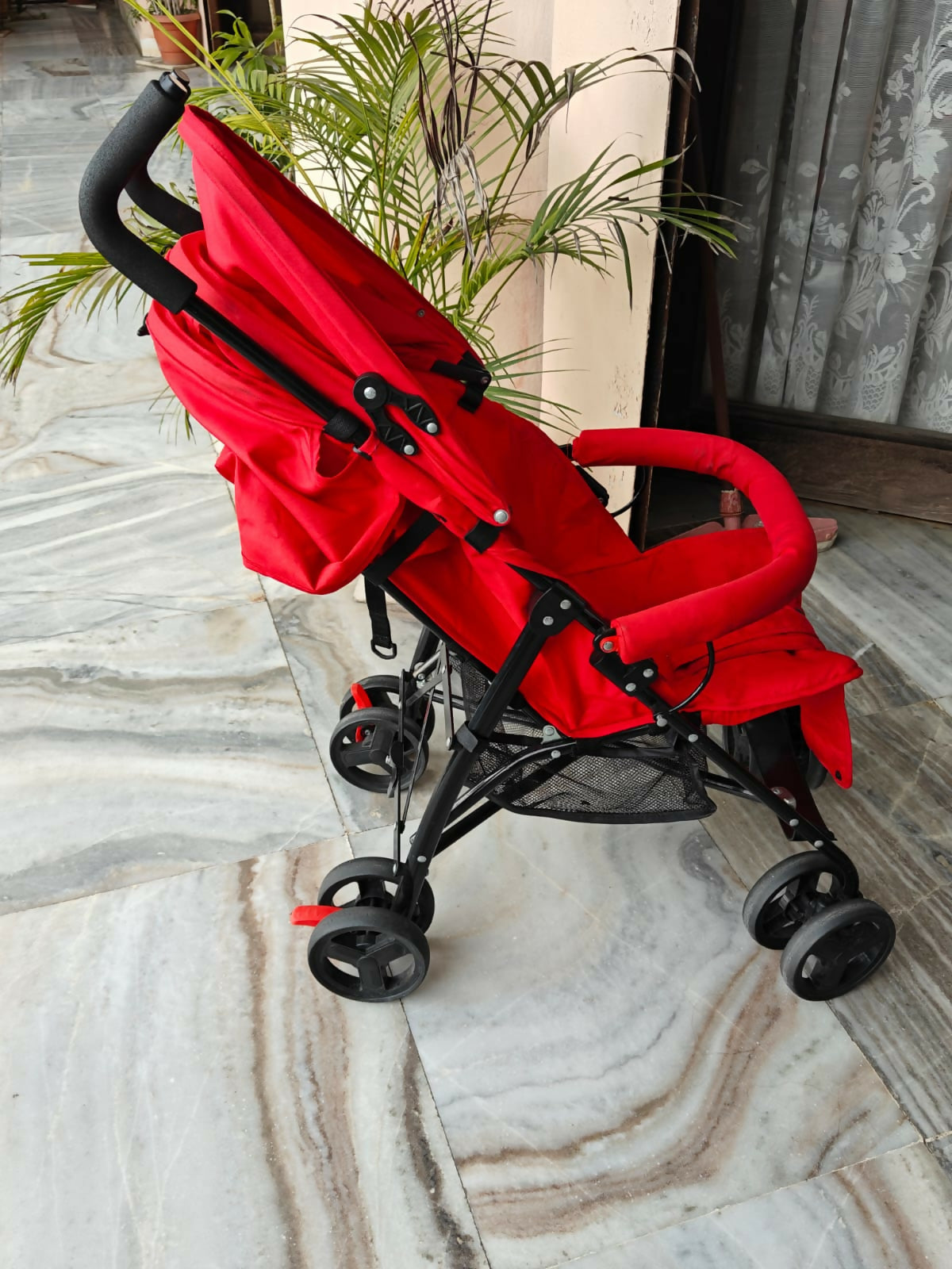 MISS AND CHIEF Baby Stroller provides comfort, safety, and style for your little one’s outdoor trips, ensuring a smooth and joyful ride.

