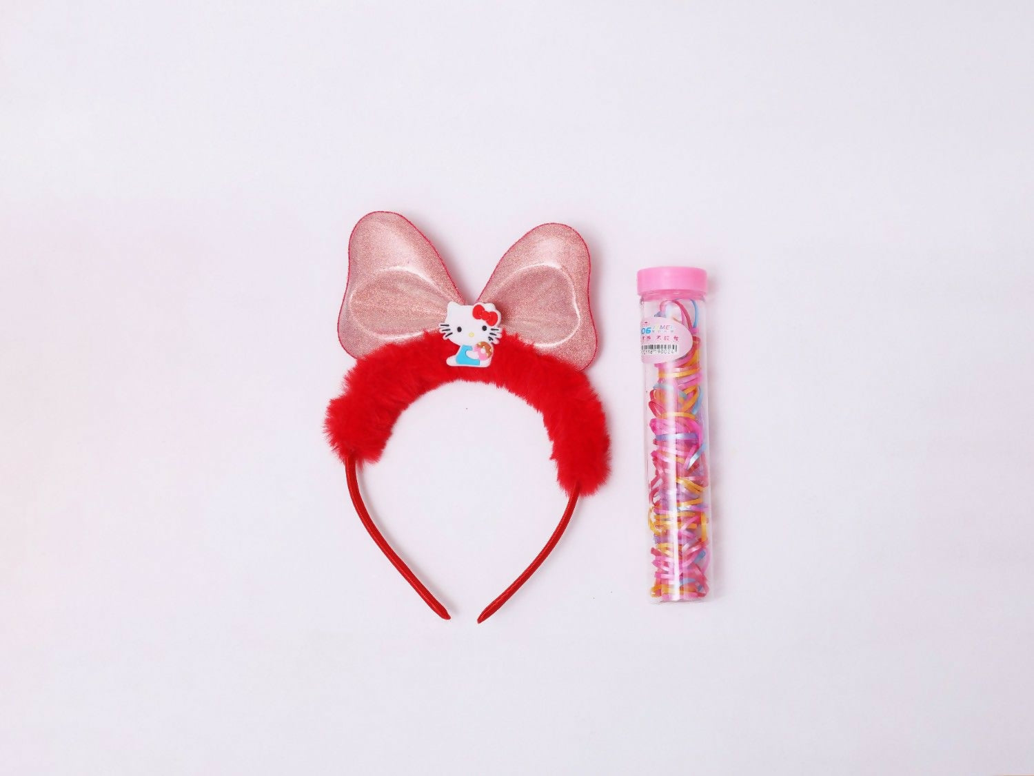 Update your little ones collection with this pretty hair accessory and she is all set for an updated look.