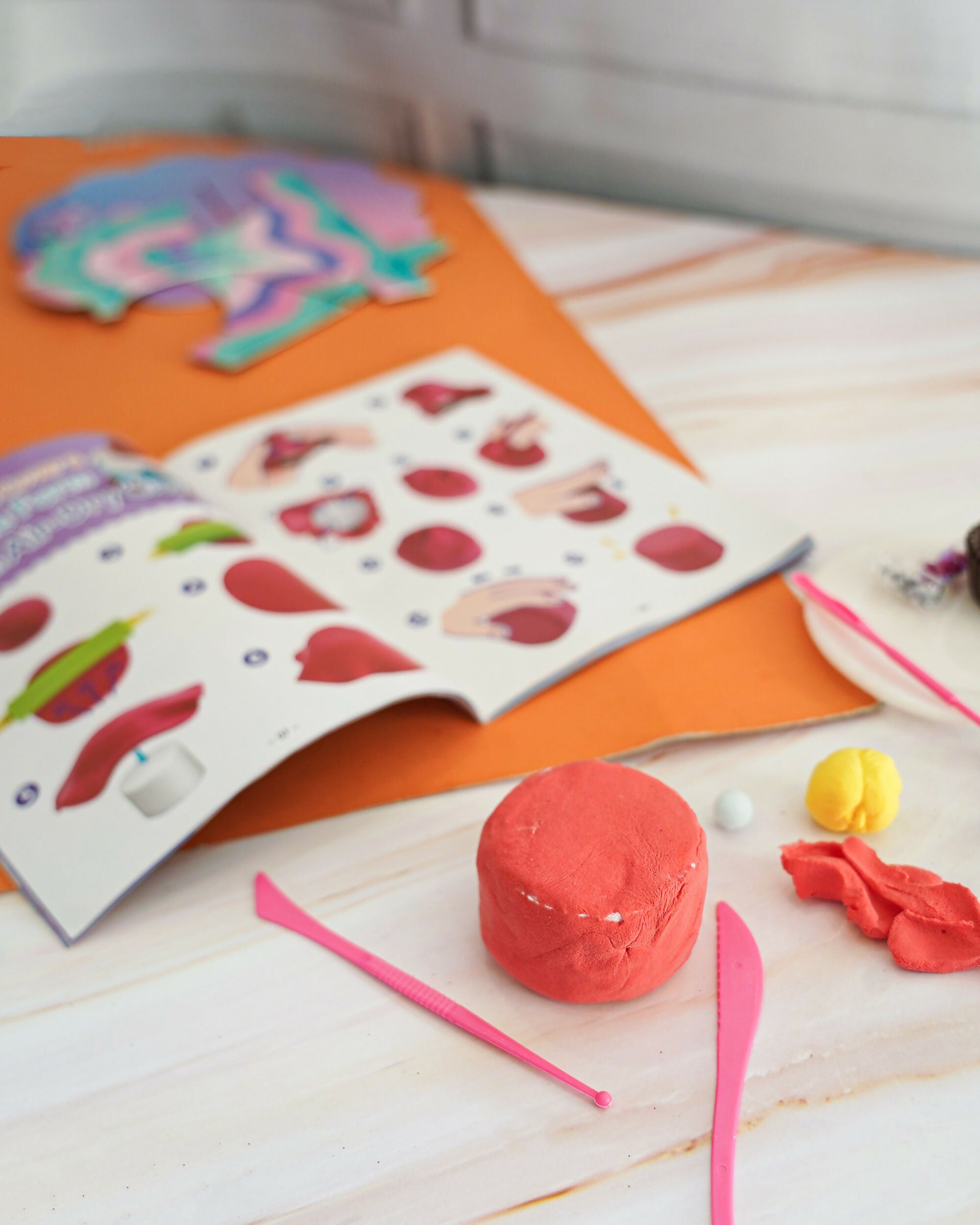 The ilearnngrow Dessert Clay Kit for Kids allows young artists to create their own miniature dessert masterpieces using colorful air-dry clay.