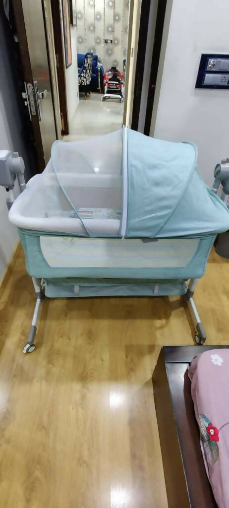 STAR AND DAISY Manual Baby Swing Cradle: Comfort and Safety for Your Baby's Restful Sleep.