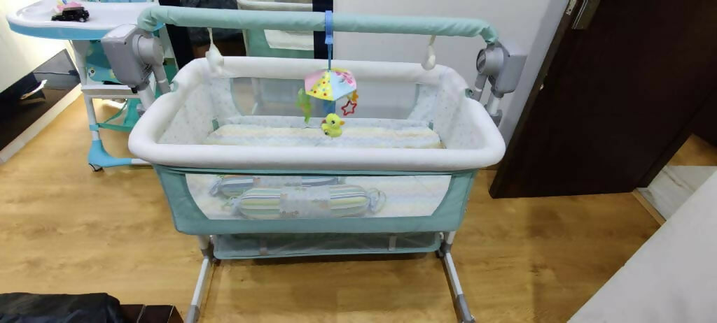 STAR AND DAISY Manual Baby Swing Cradle: Comfort and Safety for Your Baby's Restful Sleep.