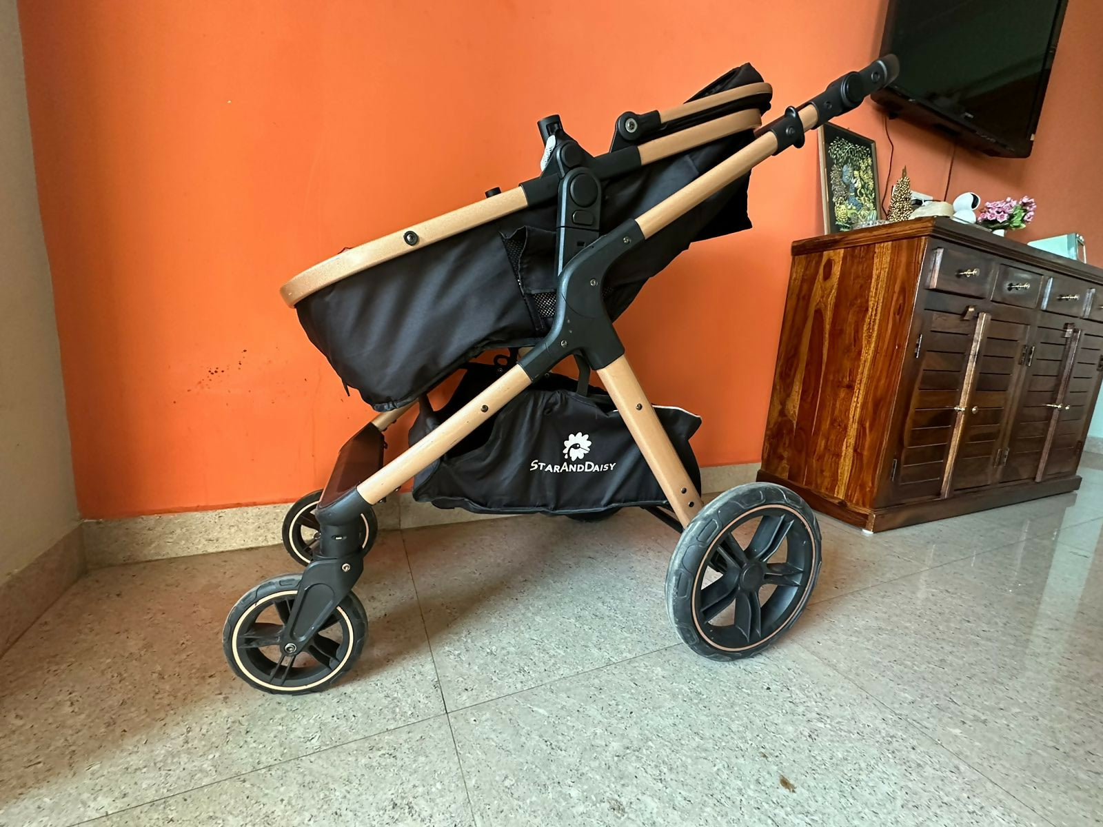 Enjoy convenience and comfort with the STAR AND DAISY Stroller cum Pram—versatile, stylish, and perfect for newborns to toddlers on the go!