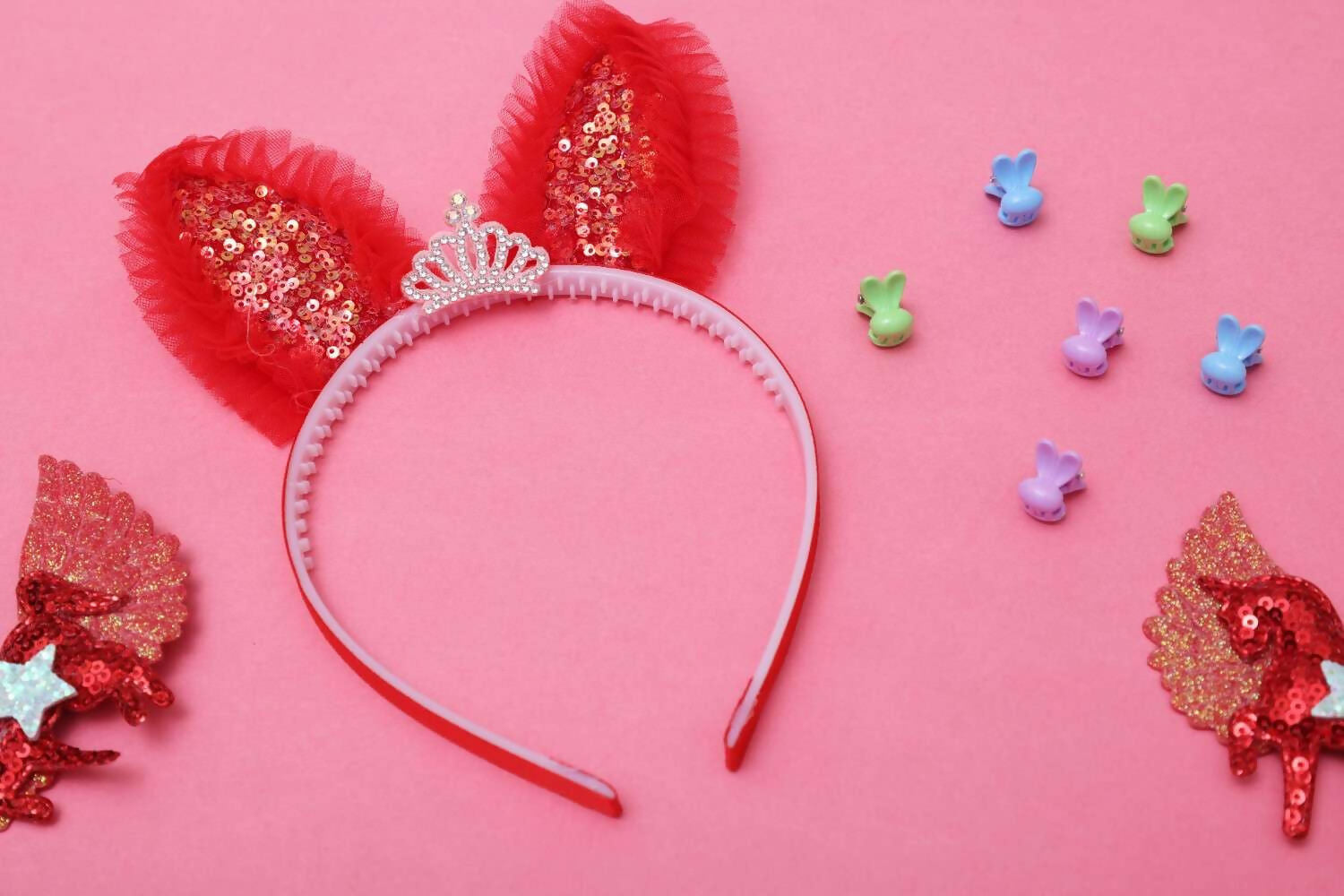 Update your little ones collection with this pretty hair accessory and she is all set for an updated look.