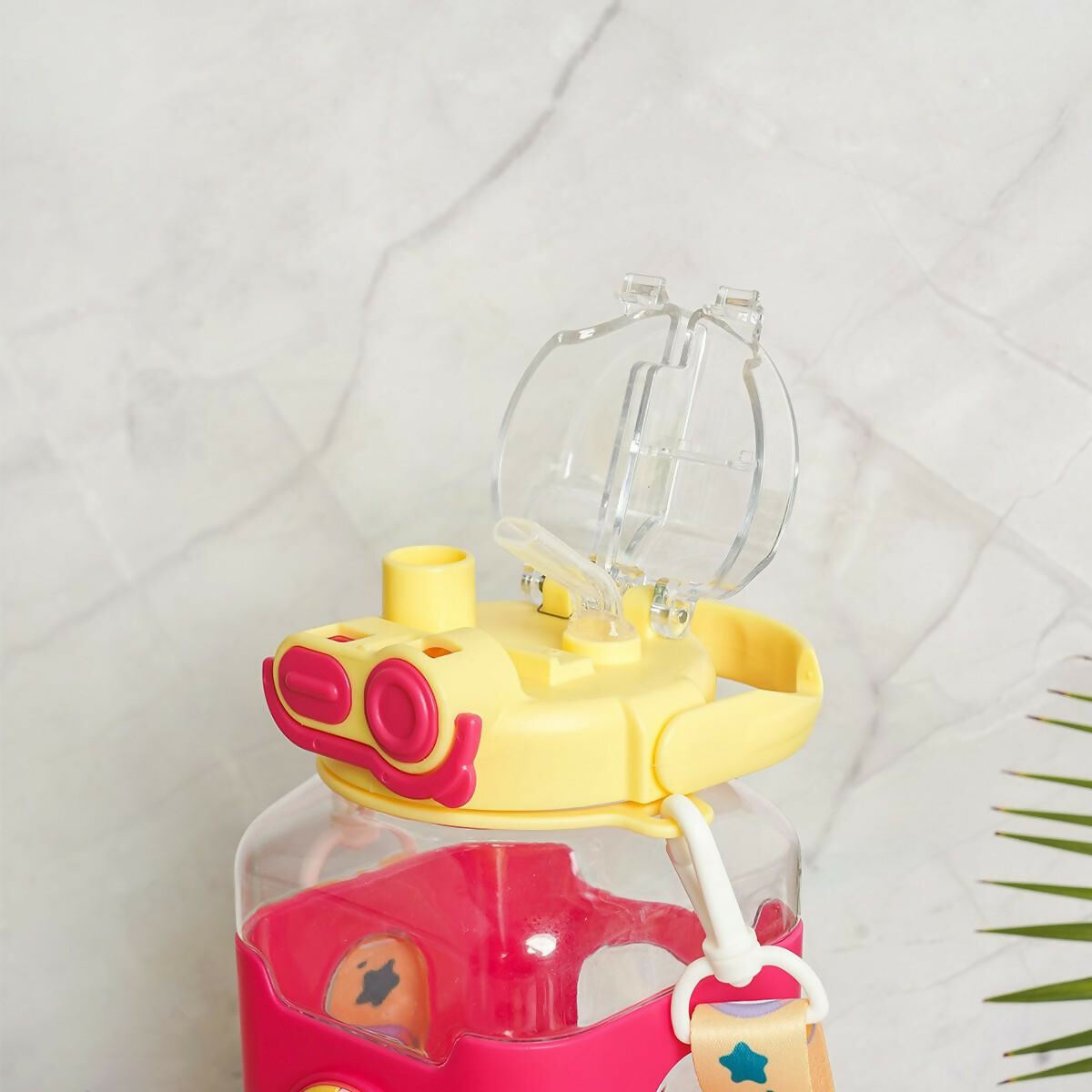 Kids Sipper is the ideal choice for the growing kid. The sipper's contoured shape and anti-slip texture grips make it easy for little hands to hold the cup. 