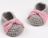 Crochet baby booties with bow